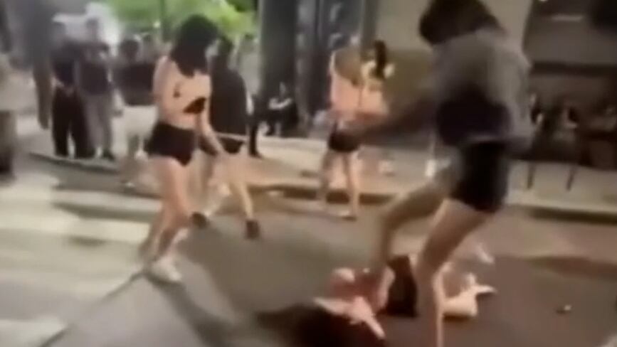 La mujer que recibió golpes en el piso recibió atención médica por lesiones en la cabeza y el tórax