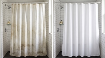 Cortina de baño blanca con manchas oscuras en el lado izquierdo y cortina idéntica completamente blanca en el lado derecho.