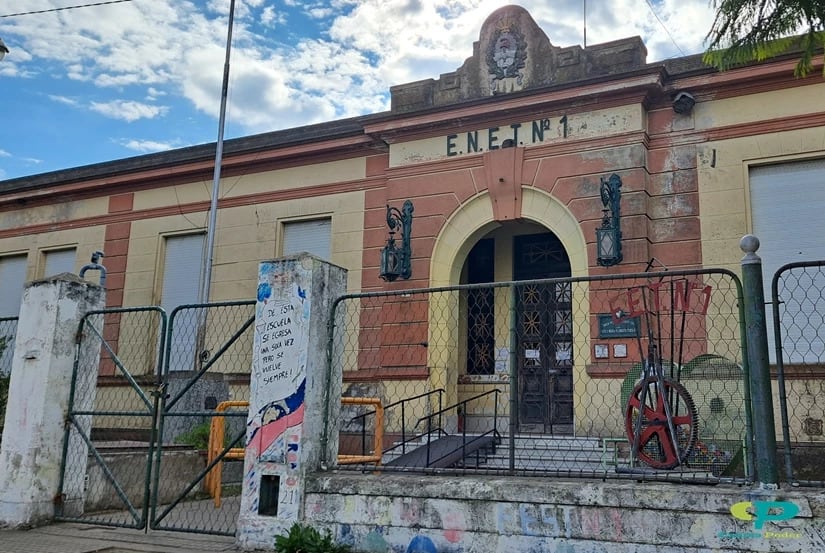 Vista frontal de la escuela E.N.E.T. N°1 en Bragado, conocida por el reciente robo de $45 mil dólares