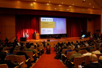 Un auditorio colmado siguió con