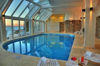 La piscina cubierta y climatizada que ofrece el hotel