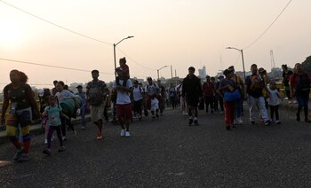 Migrantes centroamericanos durante caravana en
