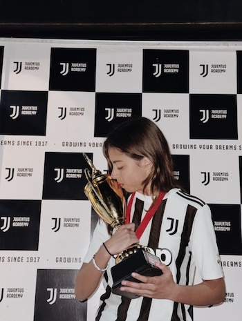 Antonella Petro no solo sigue el fútbol de cerca, sino que también lo practica - crédito @anto_petro_alcocer/Instagram