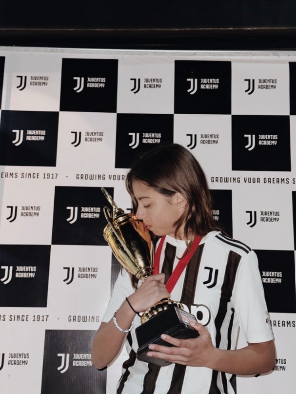 Antonella Petro no solo sigue el fútbol de cerca, sino que también lo practica - crédito @anto_petro_alcocer/Instagram