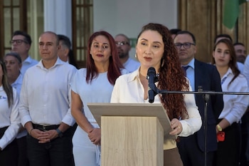 Los capturados, entre ellos una exfuncionaria pública y un ciudadano mexicano, fueron enviados a prisión preventiva acusados de pornografía infantil, explotación sexual comercial y otros delitos graves - crédito Alcaldía de Bello