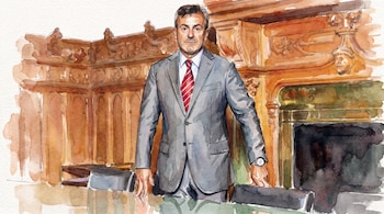 Ilustración de un hombre con traje gris y corbata a rayas ante una mesa de reuniones y una chimenea con tallas de madera.