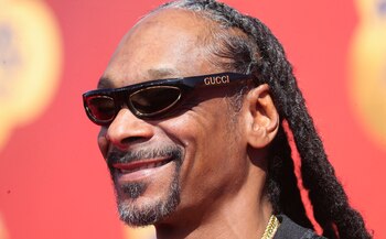 Snoop Dogg se graduó de abuelo a los 43 años con el nacimiento de Zion, hijo de su hijo Corde Broadus, en 2015 (Reuters)