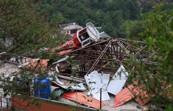 Vista del tejado dañado de