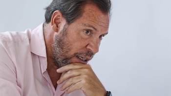 Puente, "indignado" con la "ofensiva" foto del Rey con el periodista Javier Negre: Se ha cruzado una "línea roja"