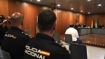 Exnovia del cura acusado de abusos en Málaga dice que él guardaba imágenes de agresiones sexuales en carpetas