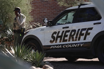 El FBI y la Policía del Condado de Pima mantienen abierta la investigación y solicitan colaboración ciudadana para esclarecer el caso Guthrie (AP/Ty O'Neil).