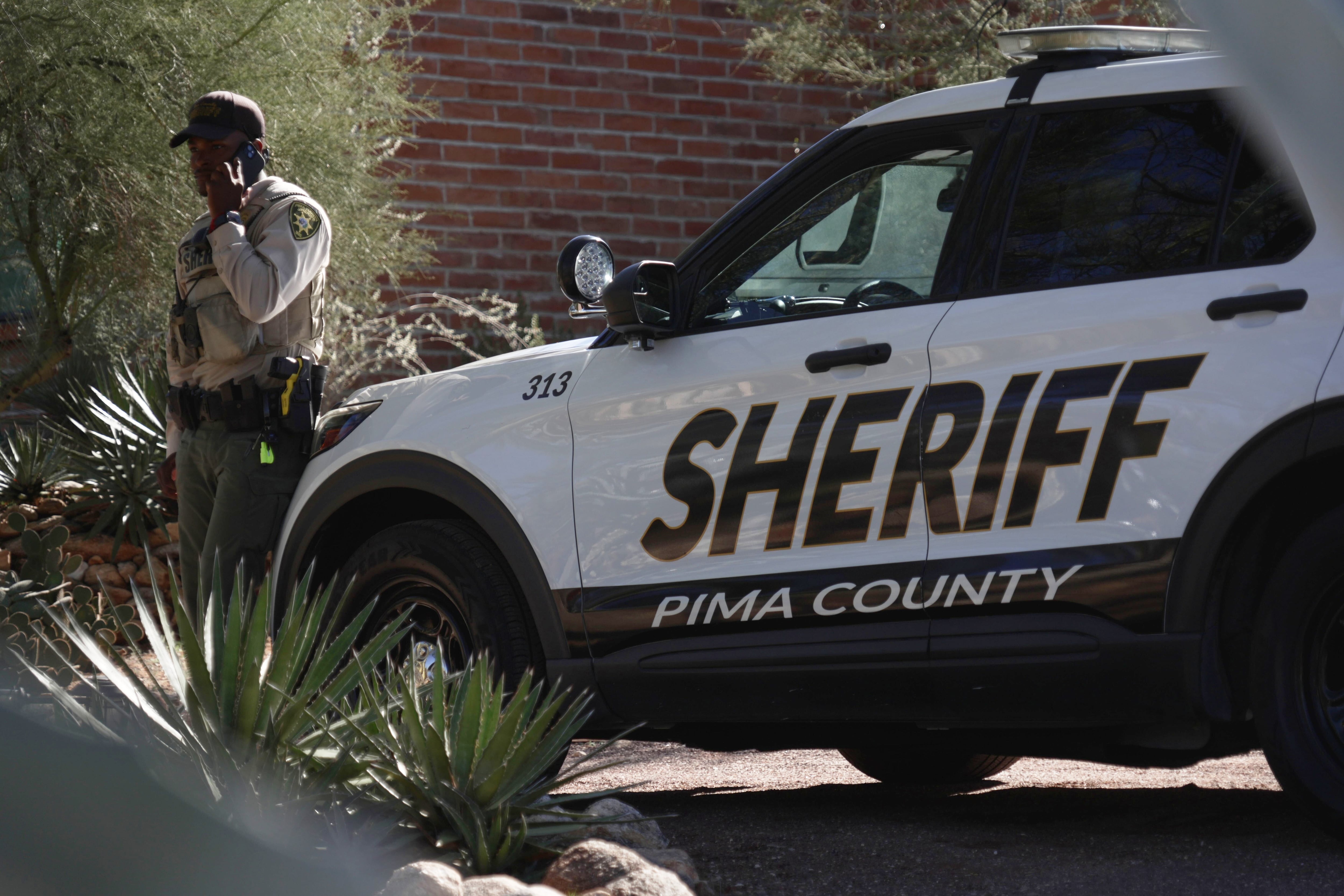 Agentes de la policía local y detectives del condado de Pima coordinaron operativos de búsqueda en zonas desérticas de Arizona (Foto AP/Ty O'Neil)