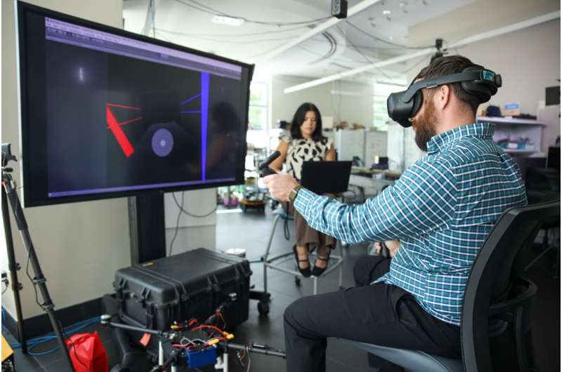 El experimento utilizó entornos de realidad virtual donde los voluntarios clasificaron estímulos con botones o con el manejo de un sable de luz. (Florida Atlantic University)