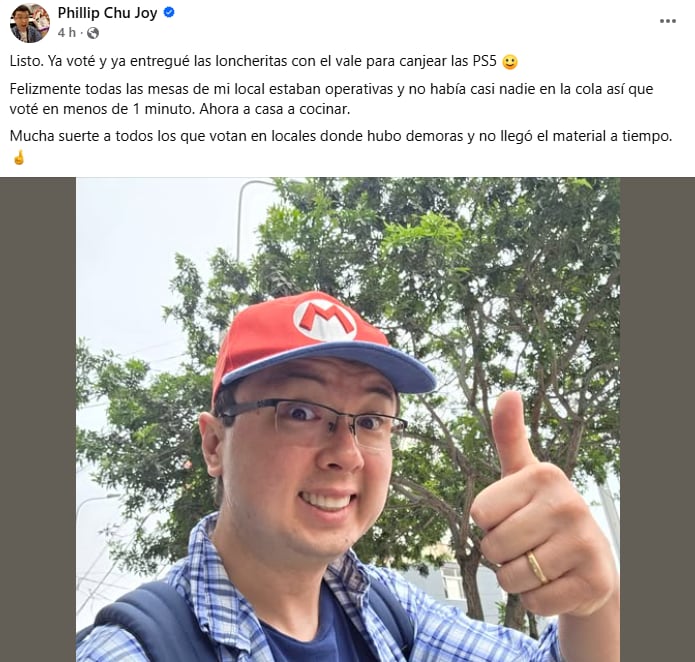 Phillip Chu Joy posa sonriente y optimista tras votar, confirmando que obsequió consolas PS5 a los miembros de la mesa electoral donde sufragó.