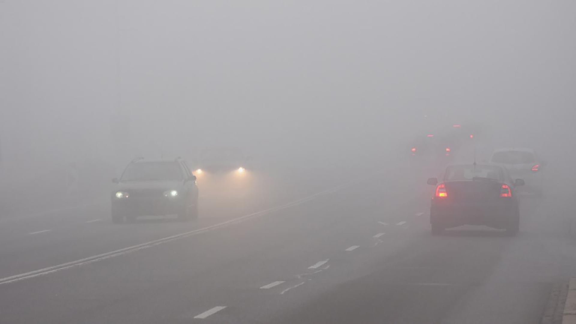 Ya iniciado el invierno, las madrugadas de niebla se vuelven más comunes. Las precauciones son vitales para poder circular con mayor seguridad