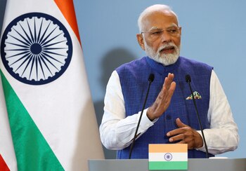 El primer ministro indio Narendra Modi brindó una rueda de prensa con el primer ministro polaco Donald Tusk en Varsovia este 22 de agosto de 2024 (REUTERS/Kacper Pempel)
