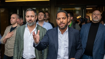 Vox acusa a Feijóo de liderar “ese clan gallego con prácticas de contrabandistas de ría” que intenta frenar su crecimiento