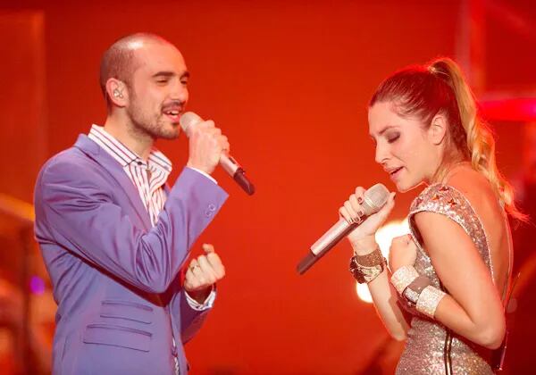 Abel Pintos y Leire Martínez compartieron escenario en más de una oportunidad. El argentino acompañó a la banda en una versión de Deseos de cosas imposibles