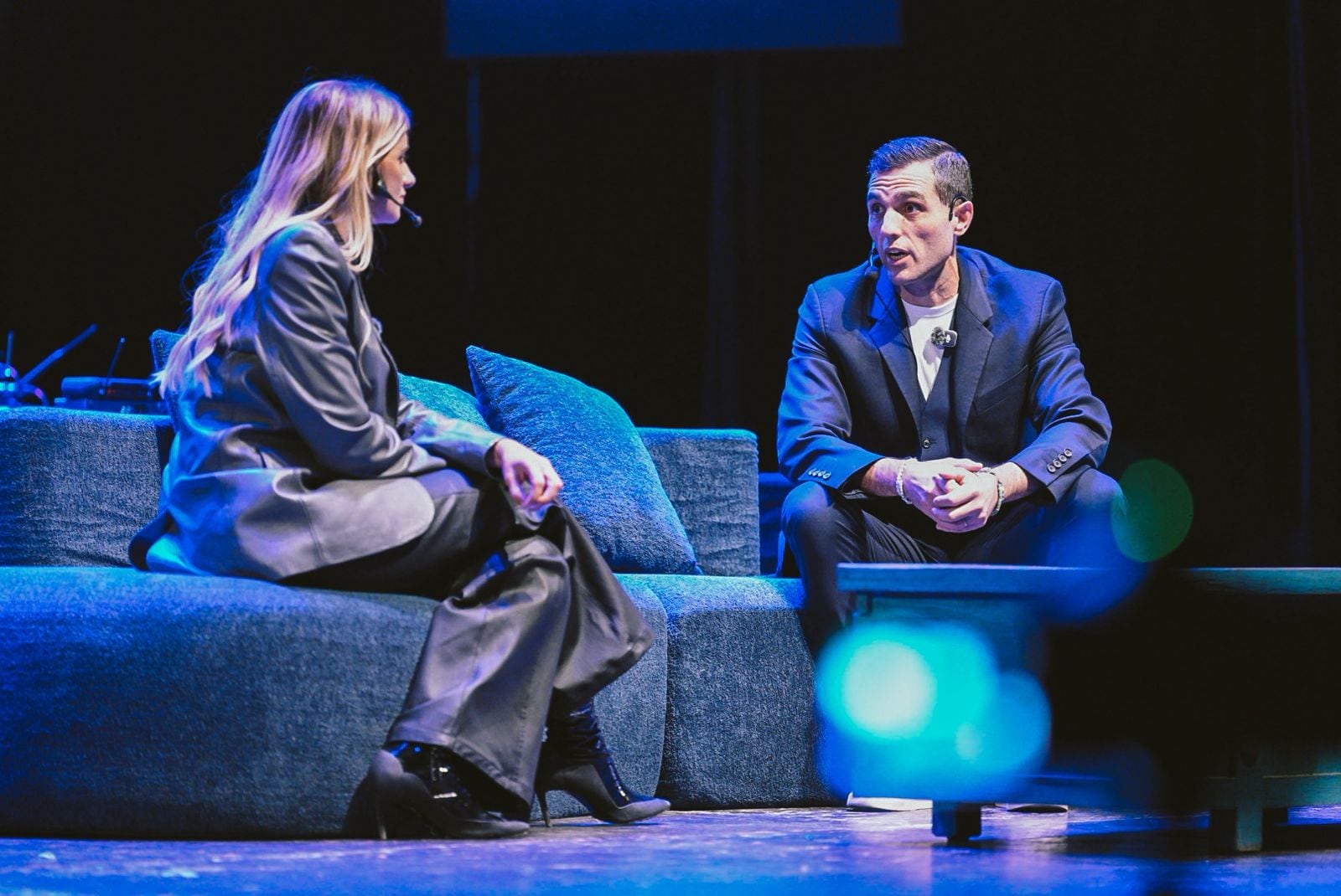 Milagros Hadad y Leandro Petersen conversan sobre el escenario durante la Cumbre NOA 2026.