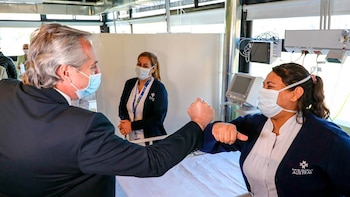 Alberto Fernández saludando a Marisa