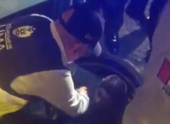 Serenos y policías interceptaron un vehículo gris en el cruce de las avenidas Universitaria y Antúnez de Mayolo, luego de seguir sus desplazamientos mediante cámaras de videovigilancia.