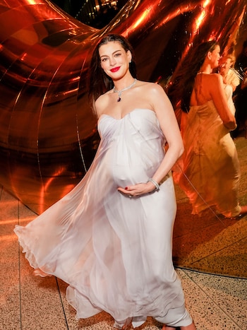 Dua Lipa, Anne Hathaway y Lisa fueron las estrellas de un evento de alta joyería en Nueva York: los looks de las embajadoras