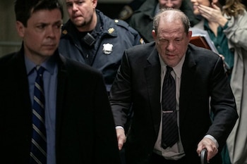 Harvey Weinstein sale del Tribunal