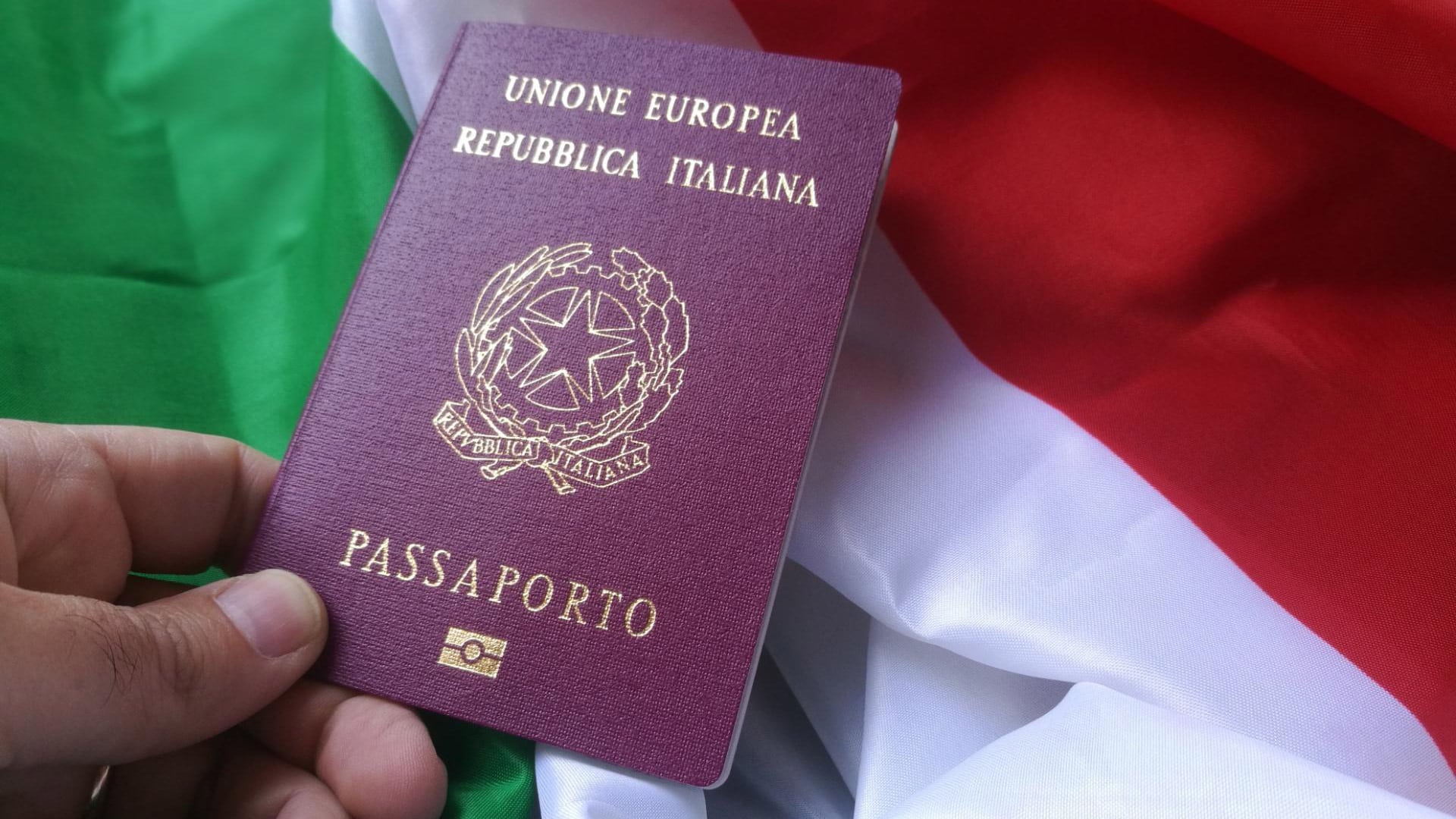 El pasaporte italiano, símbolo del vínculo con la península. (Archivo)