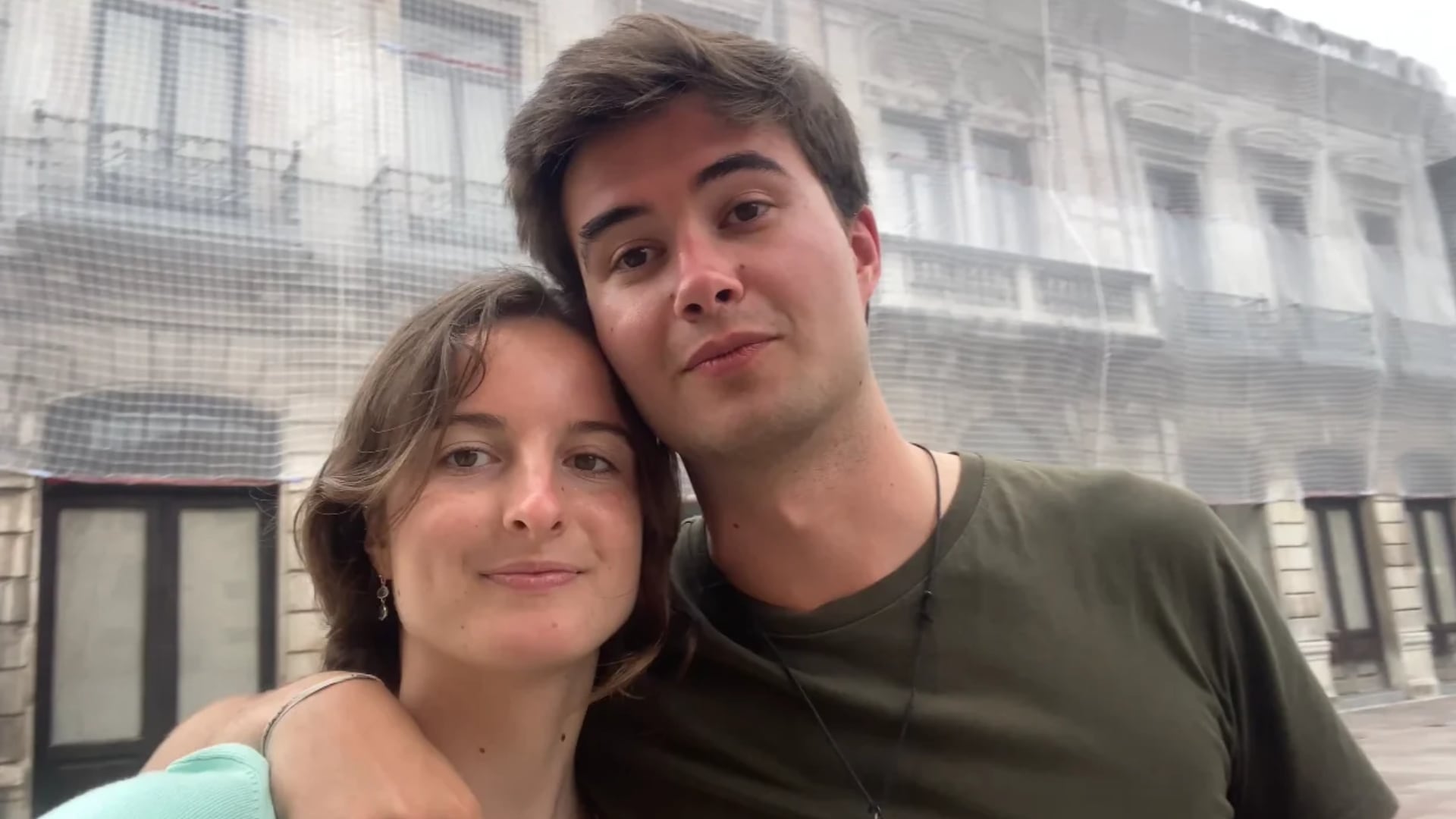 Gabi y Tomás antes de la compra de la casa ante el notario (Manos to the Obra)