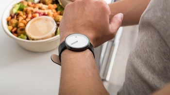 Comer tarde aumenta el hambre,