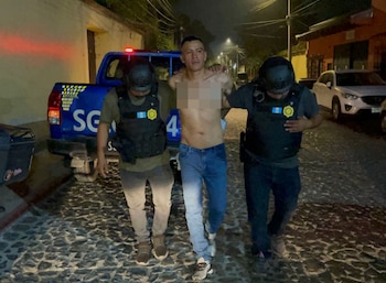 El operativo en San Miguel Dueñas contó con la participación de DIPANDA y unidades de investigación táctica para detener al salvadoreño de 32 años. (Foto cortesía PNC Guatemala)