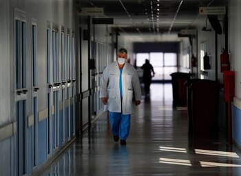 Un trabajador médico atraviesa un