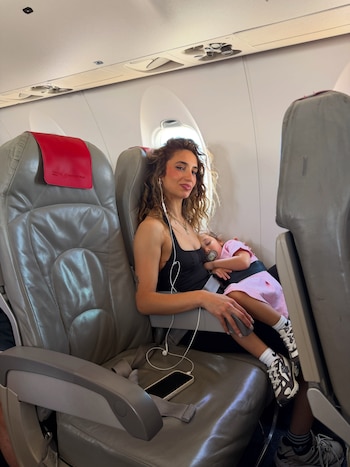 Melody Luz y Venezia durante el viaje en avión por España