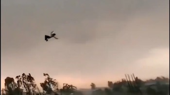 Así salió volando un hombre arrastrado por el fuerte temporal en India que dejó 117 muertos