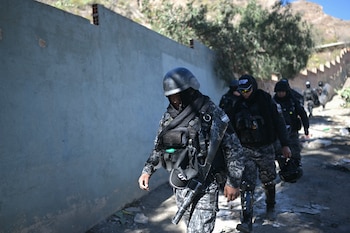 Choques entre policías y manifestantes en un desbloqueo de ruta en Bolivia
