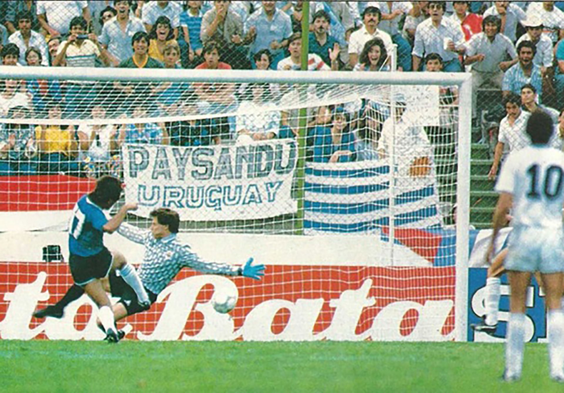 Pedro Pablo Pasculli con su clásico oportunismo marcó el único gol del partido