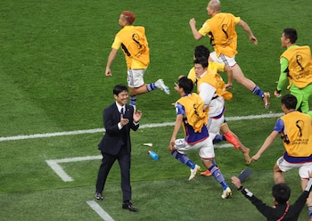 Hajime Moriyasu y los jugadores japoneses celebran la victoria ante Alemania en Qatar 2022 (REUTERS/Molly Darlington)