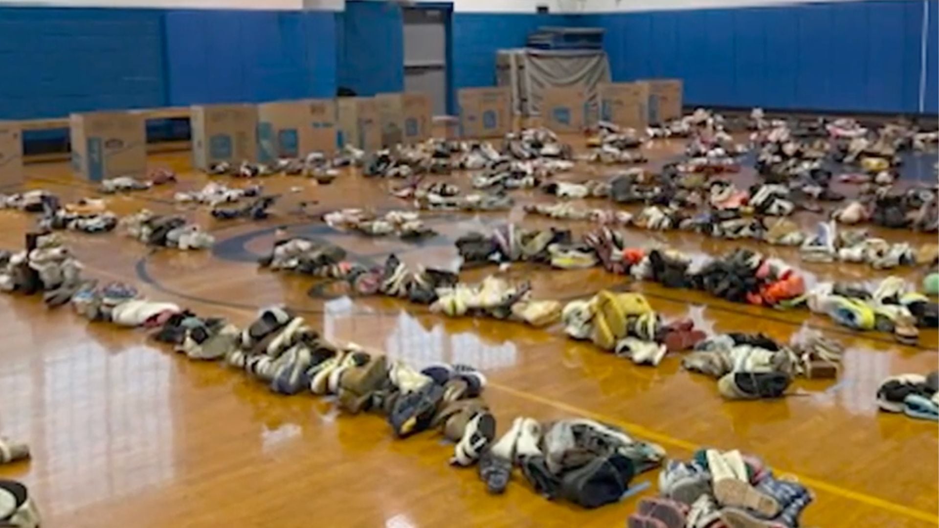 WCVB informó que a la estudiante de Tabor Academy le faltaban unos 1.000 pares para alcanzar la meta de los 10.000 zapatos (Captura de Video)