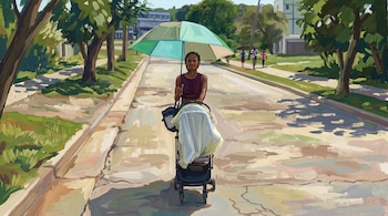 Pintura de una mujer que avanza con un cochecito infantil bajo una sombrilla en una calle soleada con árboles y transeúntes al fondo.