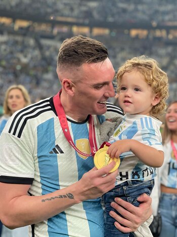 Franco Armani junto a su hijo, celebrando la obtención del Mundial de Qatar 2022
