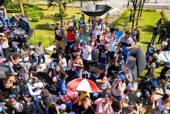 Los salvadoreños llenaron de alegría y calidez las calles de San Salvador (Mario Durán).