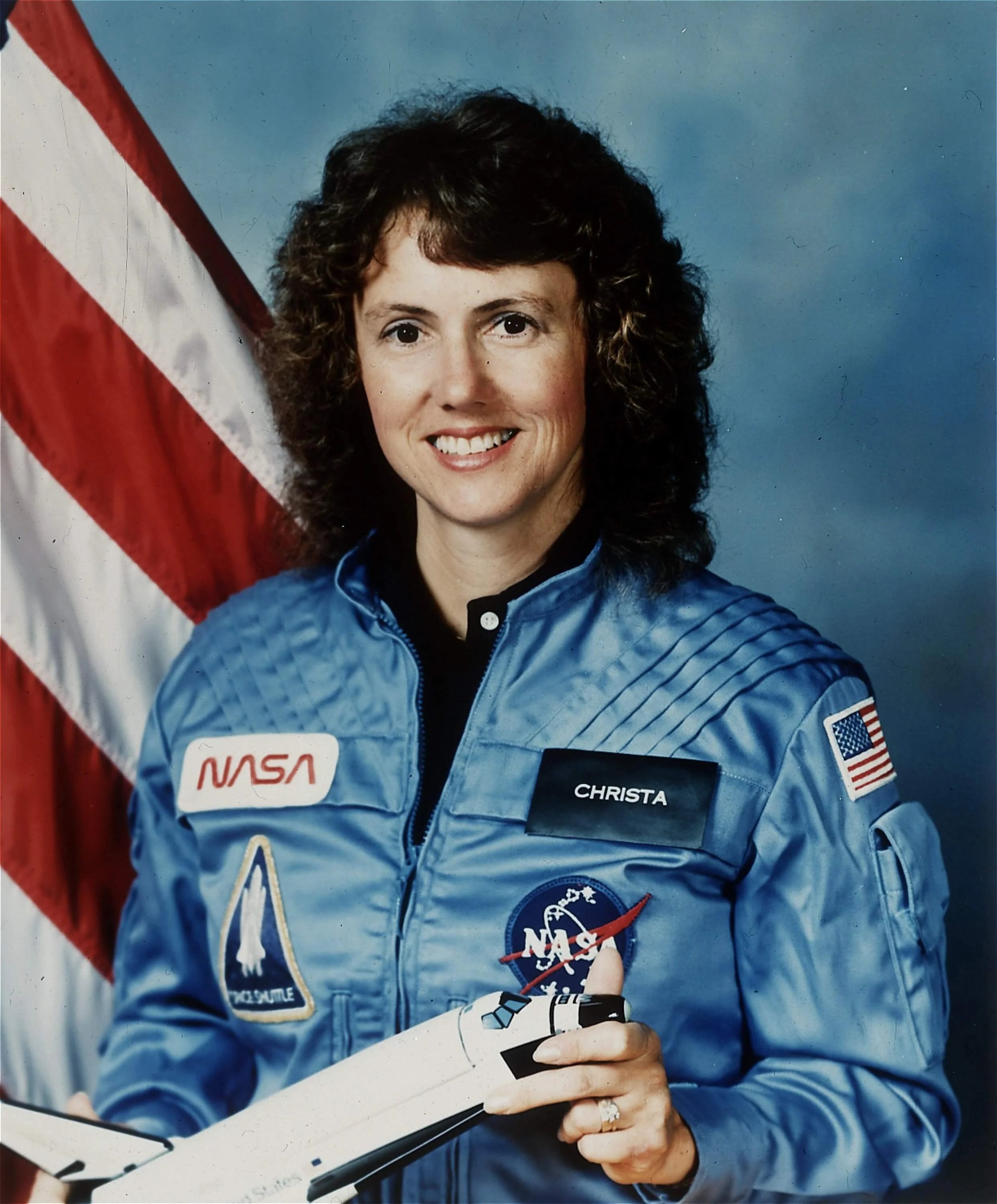 Christa con una nave similar al que subió al espacio el 19 de julio de 1986 (cm-center.org)