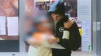 Plex regala billetes de avión a un trabajador de una gasolinera. (YoSoyPlex)