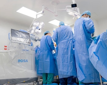 El uso de la plataforma ROSA busca optimizar la alineación de los implantes y preservar los tejidos durante los reemplazos articulares./ (Redes de Nuevo Hospital Rosales)