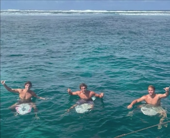 Surfista uruguayo Alejo Santiñaque fue mordido por un tiburón en Australia (Captura Subrayado/Canal 10)