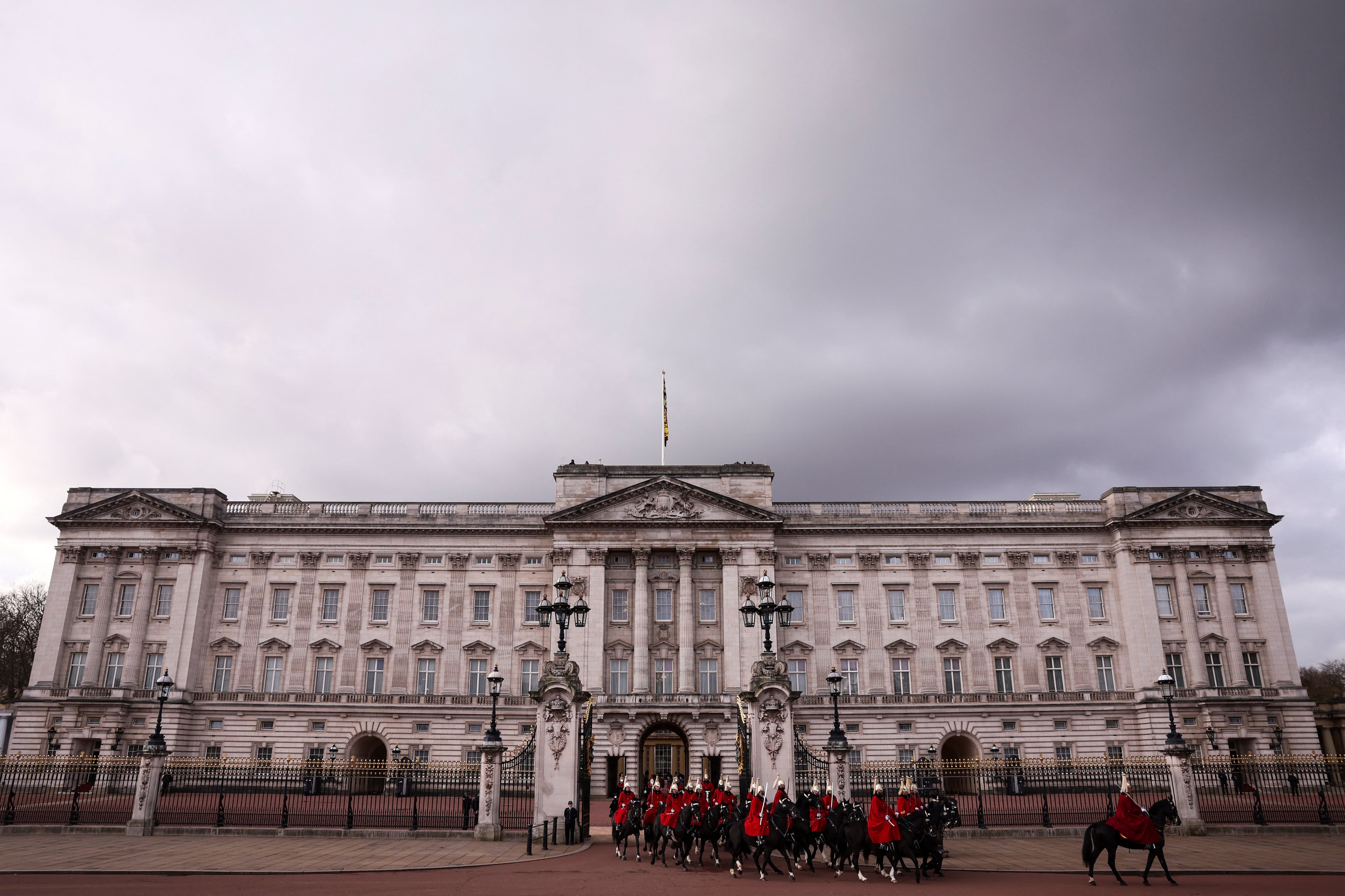 La construcción del balcón central en el Palacio de Buckingham permitió a la familia real británica fortalecer el contacto visual y simbólico con la ciudadanía durante actos públicos - REUTERS/Hannah McKay