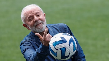 Entre urnas, deudas y fútbol,