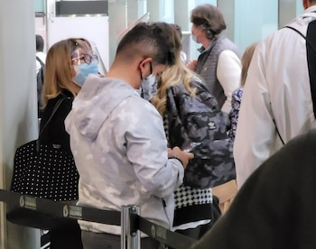 Viajeros esperan largas horas en