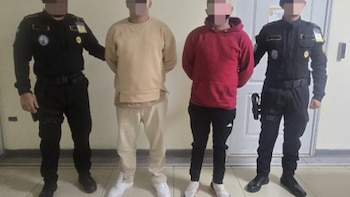 Un hondureño y un venezolano intentaban viajar con pasaportes españoles falsos pero los detuvieron en Guatemala