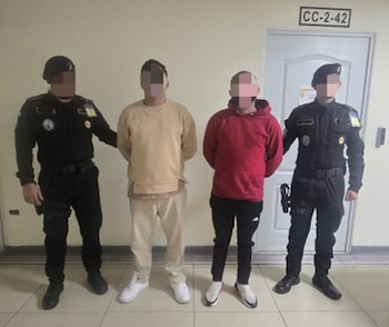 La Subdirección General de Análisis de Información Antinarcótica decomisó los documentos y remitió a los dos hombres al juzgado correspondiente en la Torre de Tribunales.